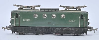 un train vert sur les rails, sur fond blanc