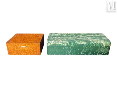 deux boîtes posées l'une à côté de l'autre sur une surface blanche