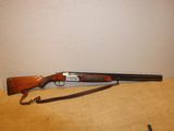 Le fusil est posé sur la table près du mur.