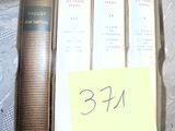 trois livres posés sur une table, avec une étiquette de prix