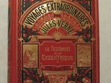 un vieux livre à la couverture rouge posé sur une table