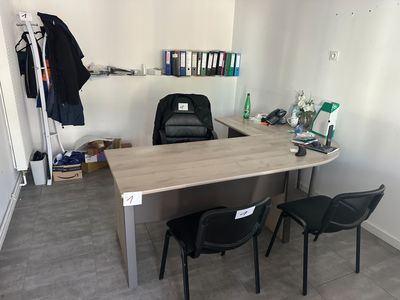 un bureau avec deux chaises et une chaise dans un coin