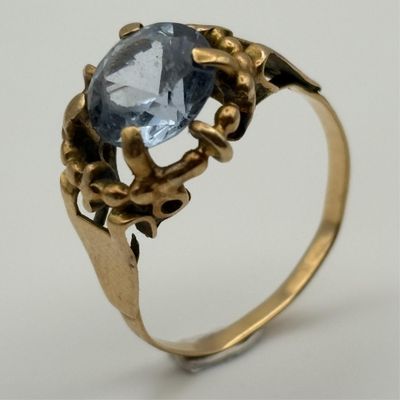 Bague en or jaune 18K. Pierre bleue synthétique.