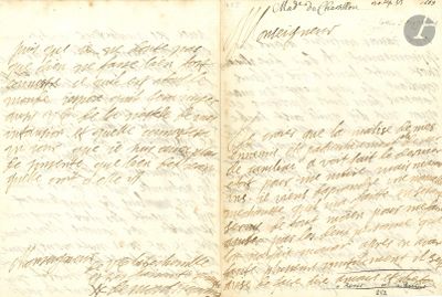 un vieux livre écrit posé sur une table