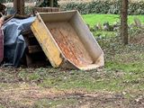 un homme assis à l'arrière d'un camion