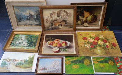 de nombreuses photos de tableaux posées par terre dans cette pièce