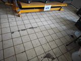 une photo d'une pièce où il y a beaucoup de cartons par terre