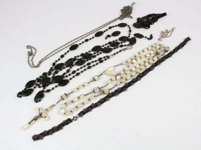 Réunion de bijoux : - sautoir de deuil - Accidents