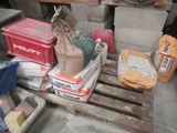 une pile de cartons posée sur une palette dans un garage