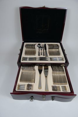 un coffret contenant de l'argenterie sur une surface blanche