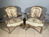 paire de chaises anciennes avec des coussins rembourrés à motifs floraux