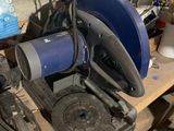 une photo d'un garage encombré où s'entassent de nombreux outils