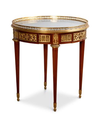 une image représentant une petite table avec un plateau en verre