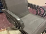 trois chaises assises l'une à côté de l'autre sur le sol