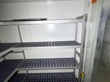 une étagère métallique dans le coin d'une pièce