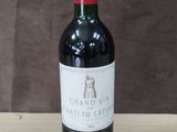 une bouteille de vin posée sur une table