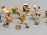 de nombreux types de vases et de bols sur la table