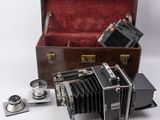 deux vieux appareils photo et un étui sur fond blanc
