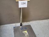 une image représentant une balance sur laquelle est posée une étiquette de prix