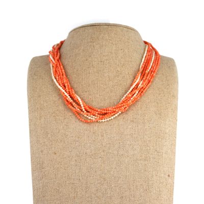 gros plan d'un collier sur un mannequin mannequin mannequin mannequin mannequin mannequin mannequin mannequin mannequin