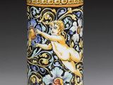 une image représentant un vase orné d'une peinture représentant une femme