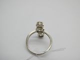 un gros plan d'une bague en argent ornée d'un crâne