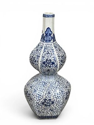 CHINE XXe siècle, Vase en porcelaine à double bulbe de secti…