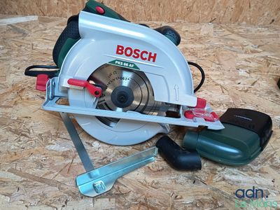 une scie circulaire Bosch posée par terre à côté d'autres outils