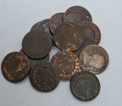 quelques vieilles pièces posées les unes à côté des autres sur une table
