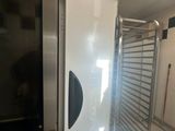 une photo d'un réfrigérateur professionnel dans une cuisine professionnelle