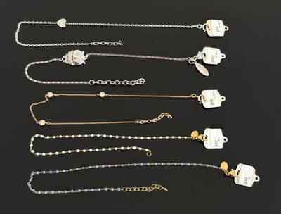 une collection de bijoux comprenant un collier, un bracelet et une bague