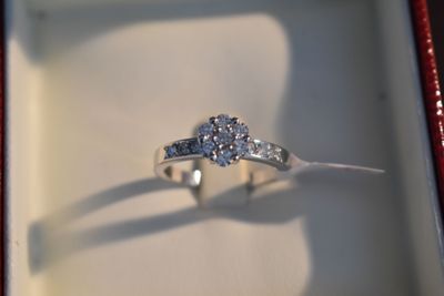 une bague posée dans une boîte, ornée d'un diamant