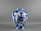 vase en porcelaine bleue et blanche orné de scènes orientales