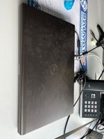 un ordinateur portable DELL avec deux écrans annexes sur bra…
