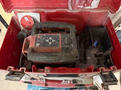 une boîte à outils rouge avec des outils sur le sol