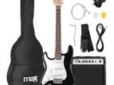 une guitare électrique avec son étui, un ampli et des accessoires