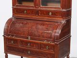un vieux bureau en bois à deux tiroirs et une porte vitrée