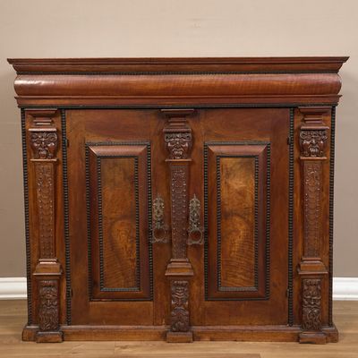 l'image d'une armoire en bois surmontée d'une porte