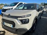 l'avant d'une Citroën blanche garée sur un parking à côté d'autres voitures