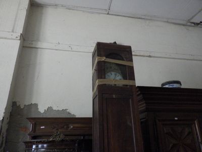 une horloge posée sur un meuble, dans un coin de la pièce