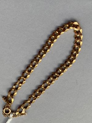 un gros plan d'une chaîne en or ornée d'une croix