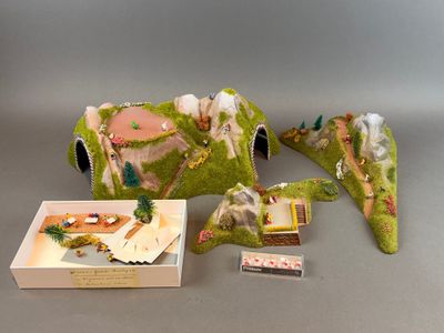 une petite voiture miniature décorée d'animaux et une boîte de cartes