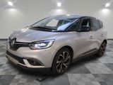 l'avant d'une voiture argentée est garé dans une pièce
