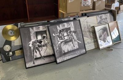 des photos d'un homme et d'une femme exposées dans une pièce