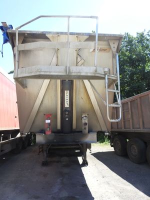 deux camions garés l'un à côté de l'autre dans un parking