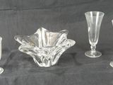 trois vases en verre transparent et un petit vase sur fond noir
