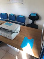 Un bureau (2,20mx80cm. Haut 72cm environ) un fauteuil de bur… (photo 2)