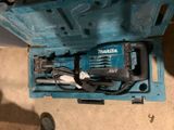une boîte bleue avec des outils à l'intérieur sur le sol