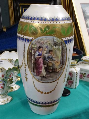 Vase en porcelaine blanche irisé à décor en réserve d’une scène d...