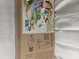 une boîte en carton sur laquelle figure l'image d'une personne